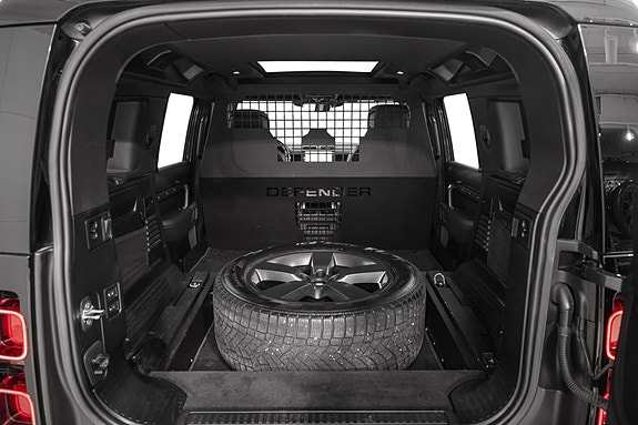 Land Rover Defender 110 27 of 30