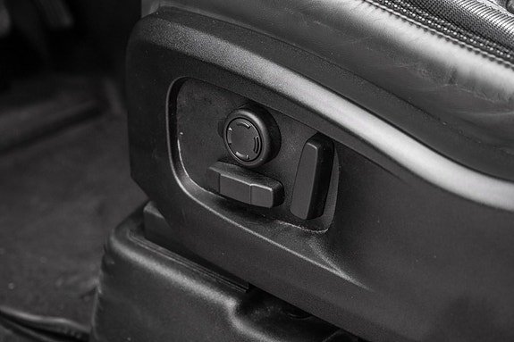 Land Rover Defender 110 26 of 30
