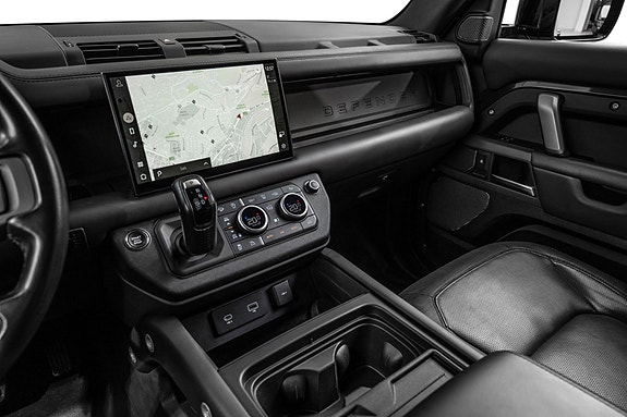 Land Rover Defender 110 17 of 30