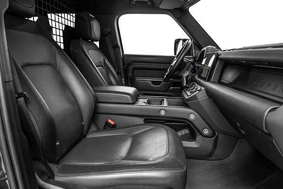 Land Rover Defender 110 29 of 30