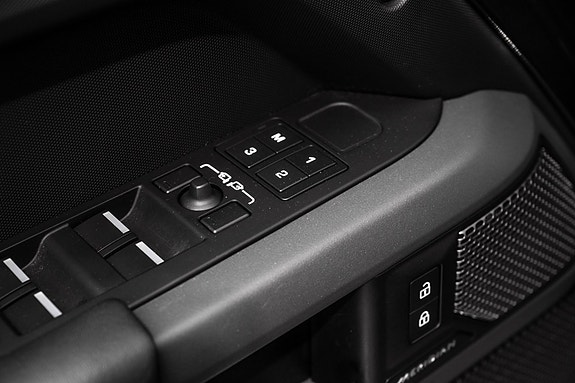 Land Rover Defender 110 25 of 30