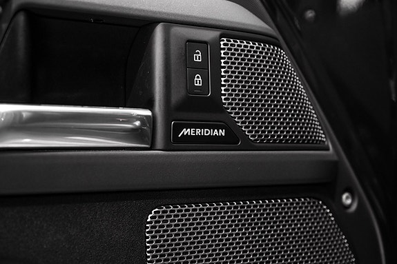 Land Rover Defender 110 24 of 30