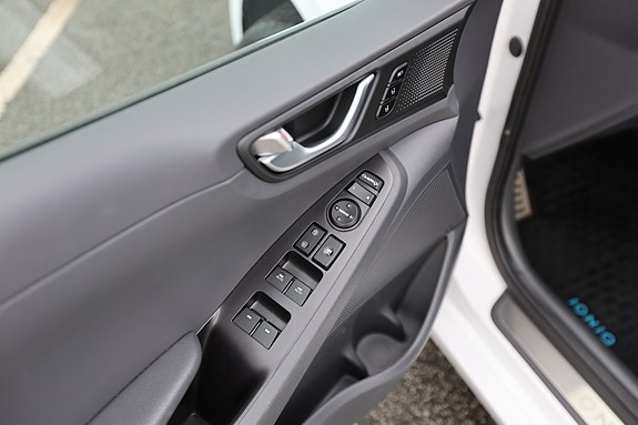Hyundai IONIQ 8 of 30