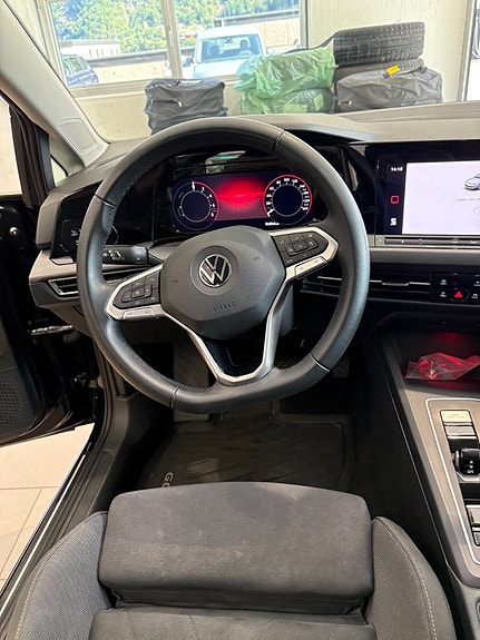Volkswagen Golf VIII 10 of 15