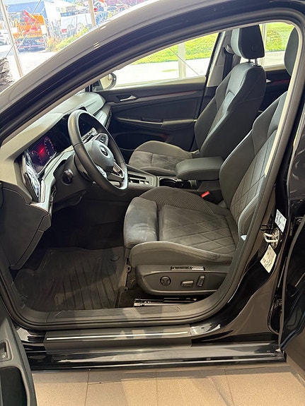 Volkswagen Golf VIII 7 of 15