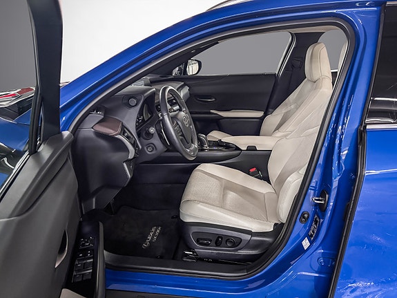 Lexus UX300e 9 of 23