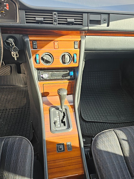 Mercedes-Benz 230 E 17 of 27