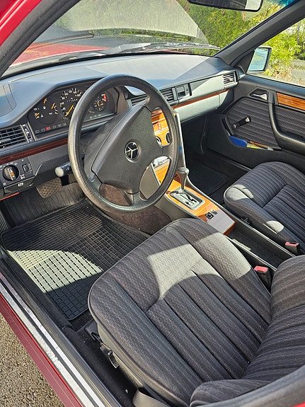 Mercedes-Benz 230 E 14 of 27