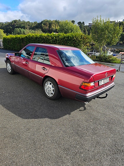 Mercedes-Benz 230 E 4 of 27