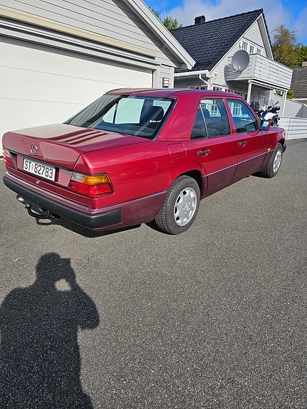 Mercedes-Benz 230 E 2 of 27