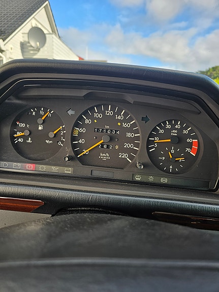 Mercedes-Benz 230 E 15 of 27