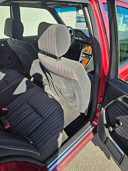 Mercedes-Benz 230 E 11 of 27