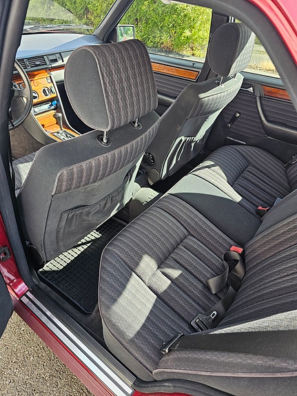 Mercedes-Benz 230 E 16 of 27