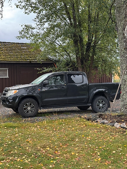 Toyota HiLux 2 of 11
