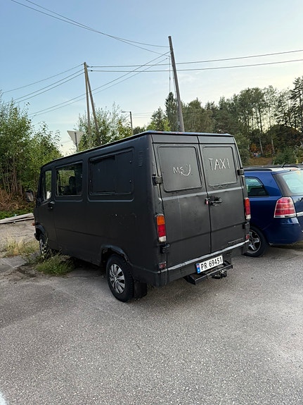 Mercedes-Benz 310 4 of 8