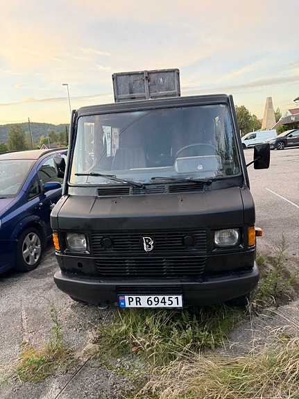 Mercedes-Benz 310 3 of 8