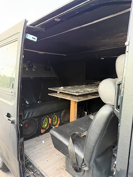 Mercedes-Benz 310 7 of 8