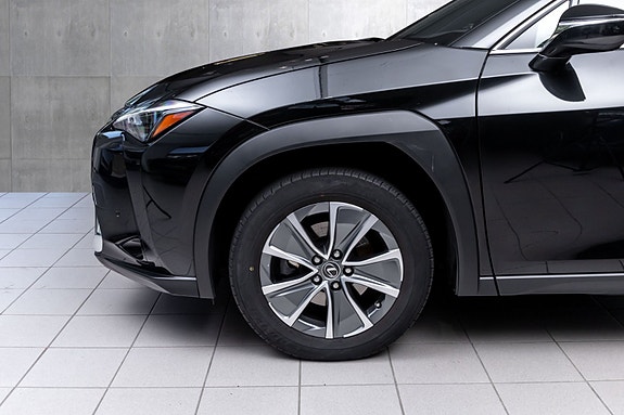 Lexus UX300e 2 of 26