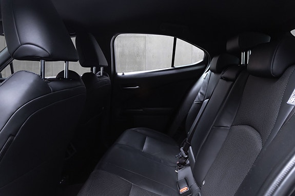 Lexus UX300e 22 of 26