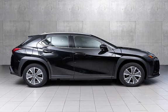 Lexus UX300e 7 of 26