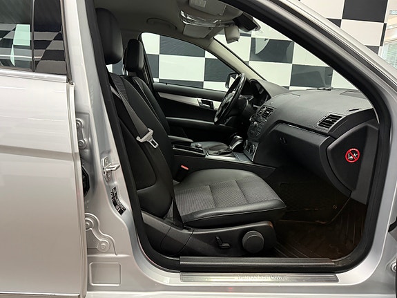 Mercedes-Benz C220 21 of 30