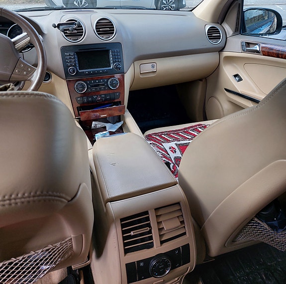 Mercedes-Benz ML350 8 of 10
