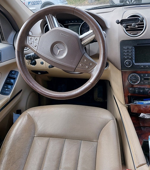 Mercedes-Benz ML350 6 of 10