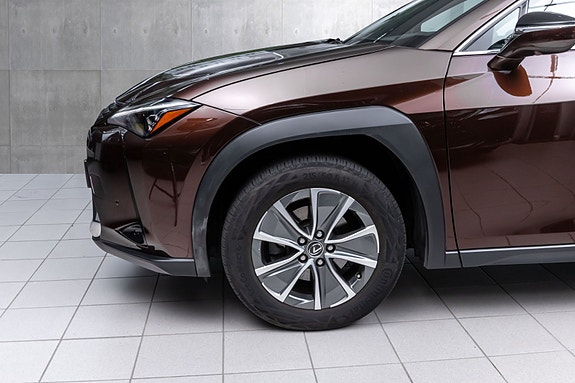 Lexus UX300e 2 of 29
