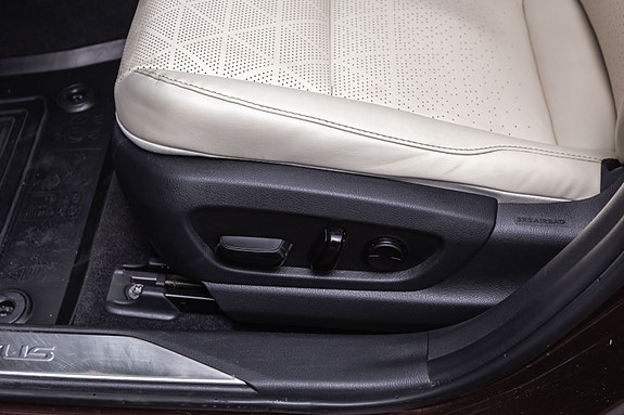 Lexus UX300e 21 of 29