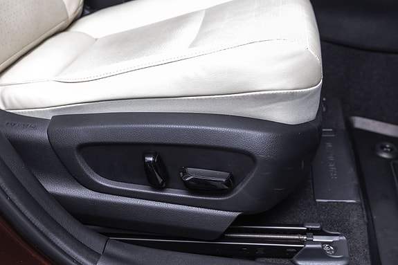 Lexus UX300e 27 of 29
