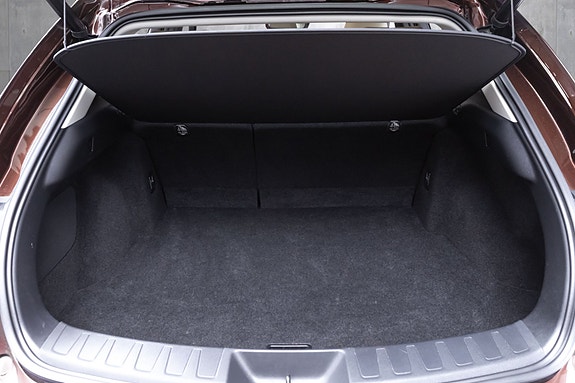 Lexus UX300e 28 of 29