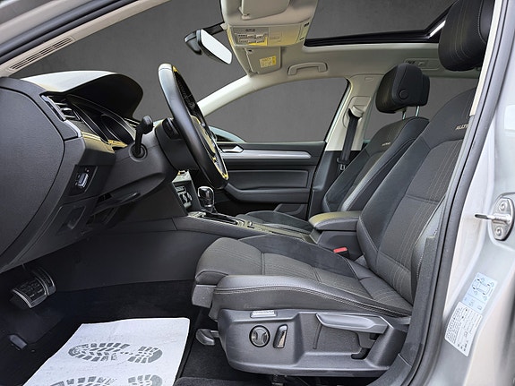 Volkswagen Passat Alltrack 12 of 26