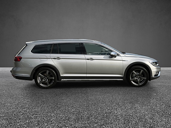 Volkswagen Passat Alltrack 10 of 26