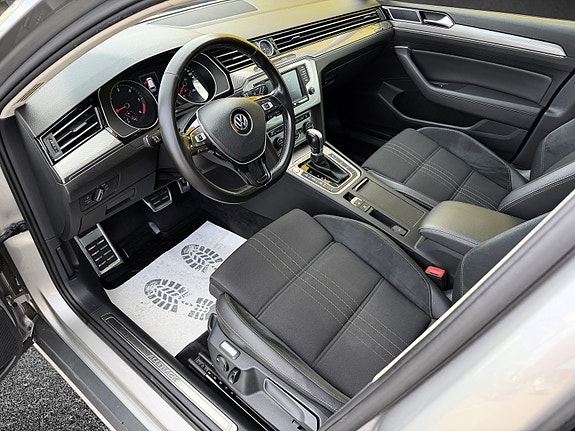 Volkswagen Passat Alltrack 13 of 26