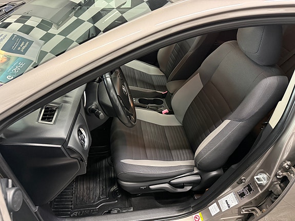 Toyota Auris 14 of 30