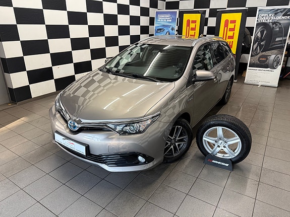 Toyota Auris 2 of 30