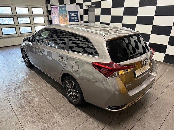 Toyota Auris 12 of 30