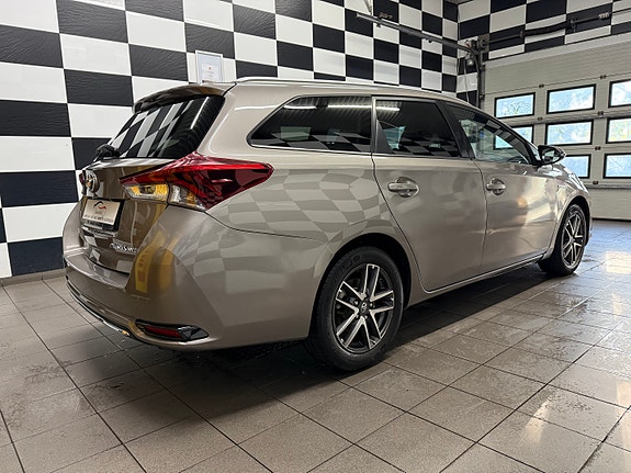 Toyota Auris 7 of 30