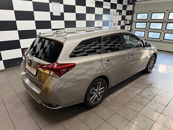 Toyota Auris 8 of 30