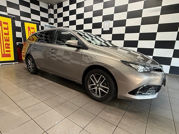 Toyota Auris 5 of 30