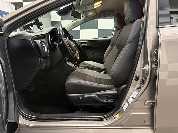 Toyota Auris 13 of 30