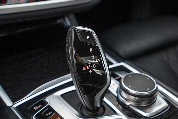 BMW 750iL 17 of 30