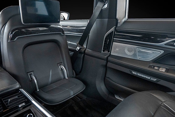 BMW 750iL 28 of 30