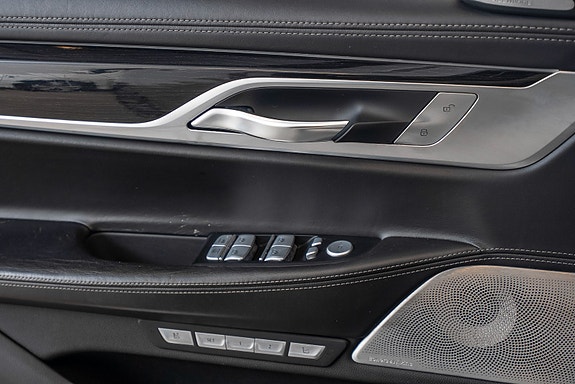 BMW 750iL 11 of 30