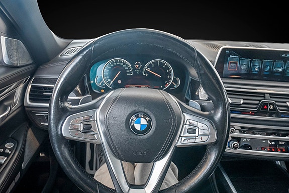 BMW 750iL 13 of 30