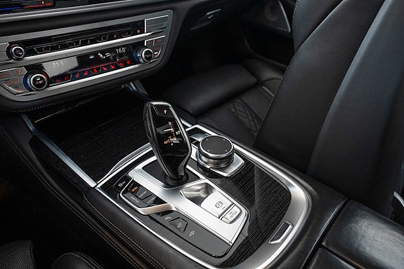 BMW 750iL 16 of 30