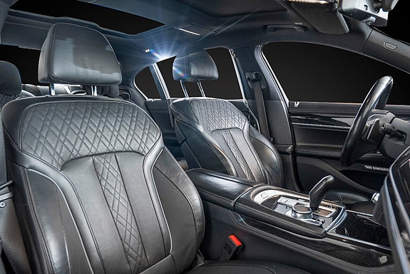 BMW 750iL 29 of 30