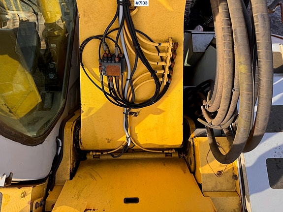 New Holland E235SR-1ES 25 of 30