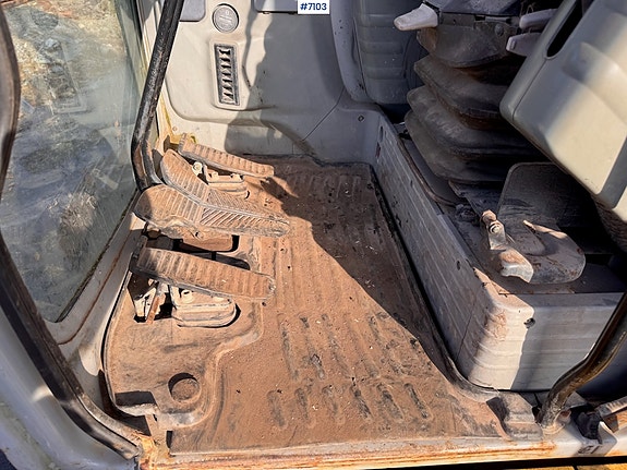 New Holland E235SR-1ES 13 of 30