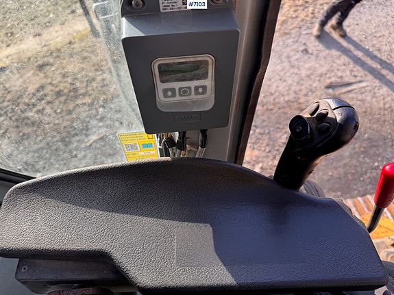New Holland E235SR-1ES 15 of 30